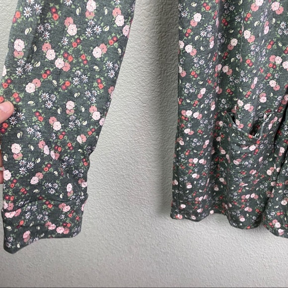 Agnes & Dora Gray Rose Floral Essential Cardigan - Picture 4 of 9